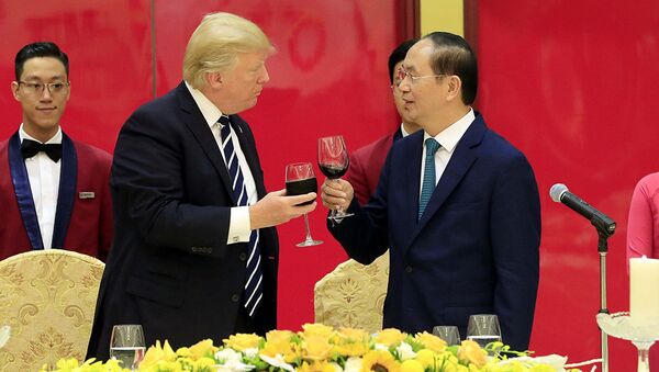 Chủ tịch nước Trần Đại Quang và Tổng thống Mỹ Donald Trump nâng ly chúc mừng mối quan hệ ngày càng phát triển tốt đẹp giữa hai nước - Sputnik Việt Nam