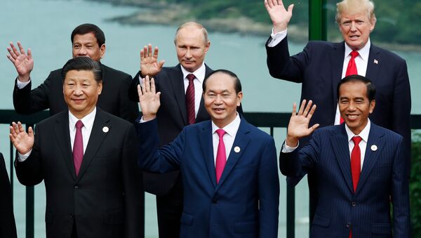 Tổng thống Philippines Rodrigo Duterte (trái, hàng sau) và Tổng thống Mỹ Donald Trump (phải, hàng sau) chụp ảnh chung với các nhà lãnh đạo APEC tại Đà Nẵng ngày 11/11 - Sputnik Việt Nam
