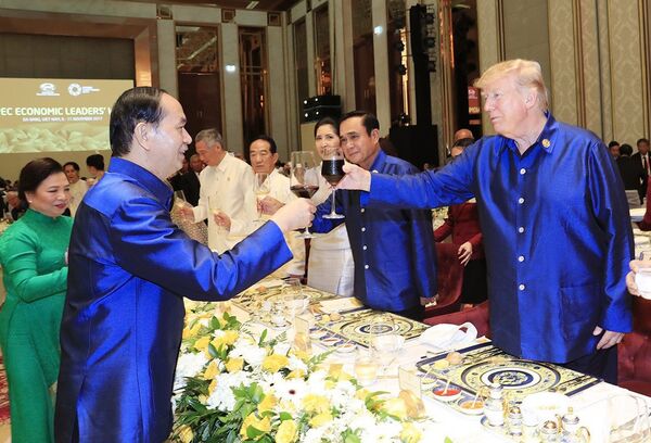 Chủ tịch nước Trần Đại Quang nâng cốc chúc mừng Tổng thống Hoa Kỳ Donald Trump tại Tiệc chiêu đãi chào mừng các nhà Lãnh đạo APEC và Phu nhân, tối 10/11 Chủ tịch nước Trần Đại Quang nâng cốc chúc mừng Tổng thống Hoa Kỳ Donald Trump tại Tiệc chiêu đãi chào mừng các nhà Lãnh đạo APEC và Phu nhân, tối 10/11 - Sputnik Việt Nam