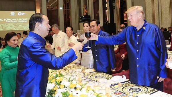 Chủ tịch nước Trần Đại Quang nâng cốc chúc mừng Tổng thống Hoa Kỳ Donald Trump tại Tiệc chiêu đãi chào mừng các nhà Lãnh đạo APEC và Phu nhân, tối 10/11 - Sputnik Việt Nam