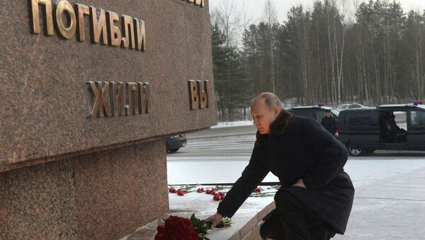 Tổng thống Putin đặt hoa tưởng nhớ các nạn nhân của cuộc phong tỏa Leningrad - Sputnik Việt Nam