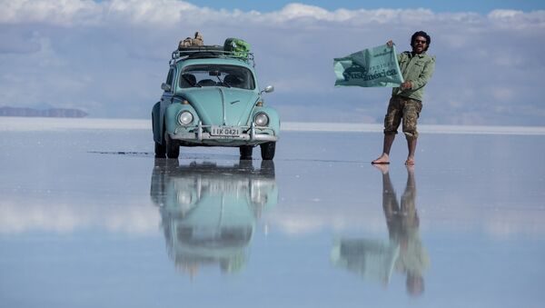 Nhiếp ảnh gia người Brazil Nauro Junior và bạn của anh, Caio Passos đi bằng chiếc Volkswagen đời năm 1968. - Sputnik Việt Nam