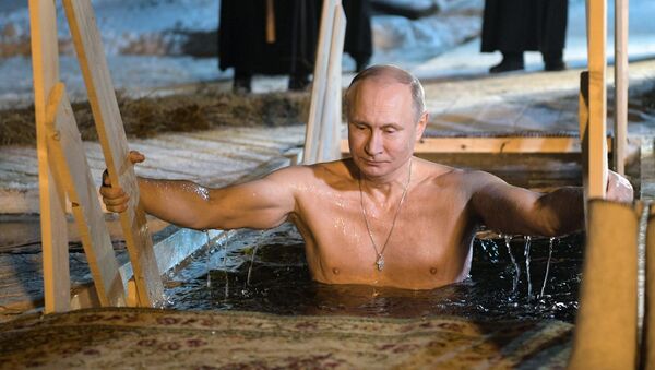 Ông Vladimir Putin ngâm mình dưới hố băng ở Seliger - Sputnik Việt Nam