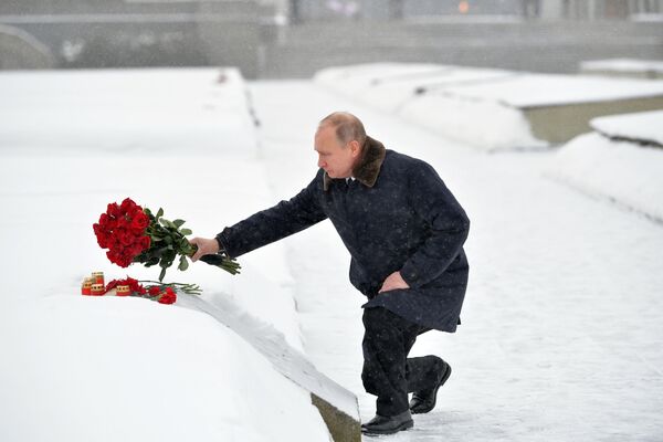 Tổng thống Nga Vladimir Putin trong một buổi lễ đặt hoa tại Tượng đài Mẹ Tổ quốc trong nghĩa trang Piskarevsky  nhân dịp kỷ niệm 75 năm giải phóng cuộc bao vây Leningrad - Sputnik Việt Nam