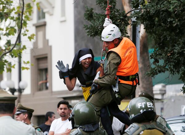 Cảnh sát bắt giữ người phụ nữ tham gia phản kháng  mặc y phục nữ tu, trong thời gian Đức giáo hoàng Phanxicô thăm Chile - Sputnik Việt Nam