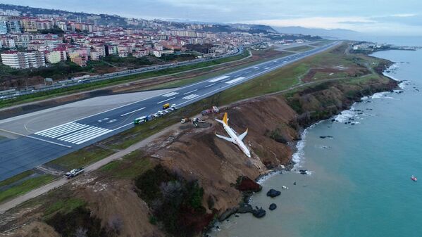 Máy bay hãng Pegasus Airlines trượt khỏi đường băng lao xuống dốc biển,Trabzon, Thổ Nhĩ Kỳ - Sputnik Việt Nam