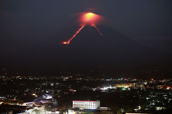 Núi lửa Mayon phun trào ở Philippines - Sputnik Việt Nam