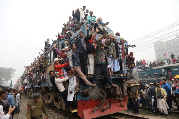 Một đoàn tàu đầy chặt những người hành hương Hồi giáo tại nhà ga gần thành phố Dhaka sau khi kết thúc Đại hội Hồi giáo toàn thế giới Bishwa Ijtema - Sputnik Việt Nam
