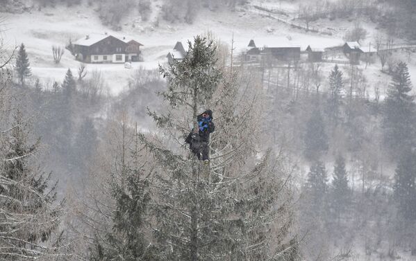 Huấn luyện viên trên vị trí quan sát tại giải Cúp Thế giới về trượt tuyết dốc núi nữ  ở Bad Kleinkirchheim (Áo). - Sputnik Việt Nam