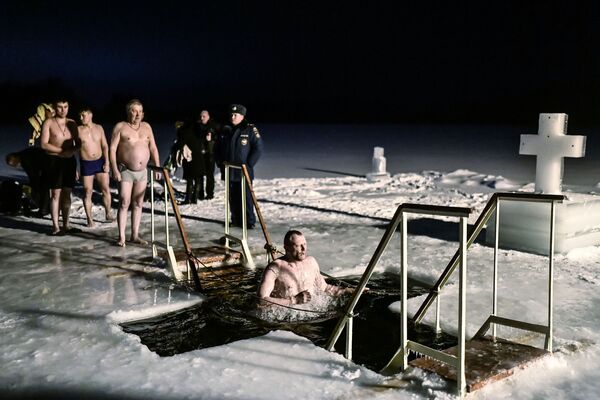 Các tín hữu trong thời gian lễ tắm truyền thống ở hố nước băng trên lãnh thổ Tu viện nam Hồ thiêng Đức Mẹ Valdai Iver ở ngoại ô Novgorod - Sputnik Việt Nam