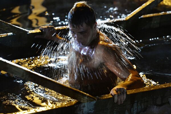 Người đàn ông tắm trong hố nước băng Thanh tẩy trên hồ Solovei-Klyuch quận Nadezhdinsky thuộc vùng Primorsky - Sputnik Việt Nam