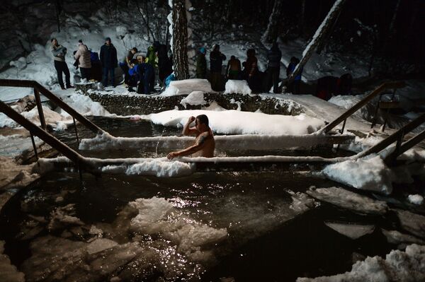 Các tín hữu tắm trong hố băng trong lễ hội Thanh tẩy truyền thống tại khu nước nguồn “Chìa khóa thiêng liêng” ở quận Iskitim vùng Novosibirsk - Sputnik Việt Nam