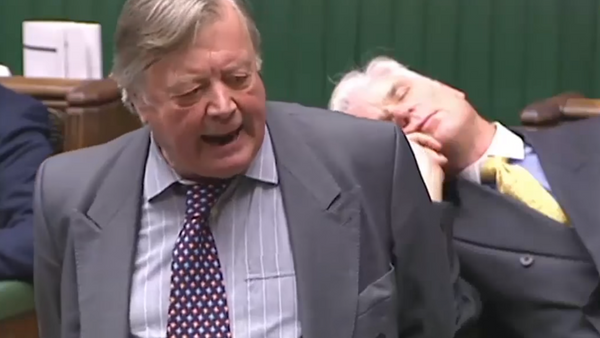 Một nghị sĩ của Đảng Bảo thủ, ông Desmond Swayne  đã ngủ gật trong cuộc tranh luận phát sóng trực tiếp. - Sputnik Việt Nam