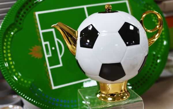 Ấm được sản xuất lại nhà máy sứ Dulevskiy, tỉnh  Moskva, thuộc dòng sản xuất quà lưu niệm cho World Cup 2018. - Sputnik Việt Nam