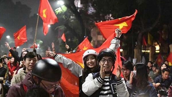 Người hâm mộ như vỡ oà cảm xúc trước chiến thắng của đội tuyển U23 Việt Nam. - Sputnik Việt Nam