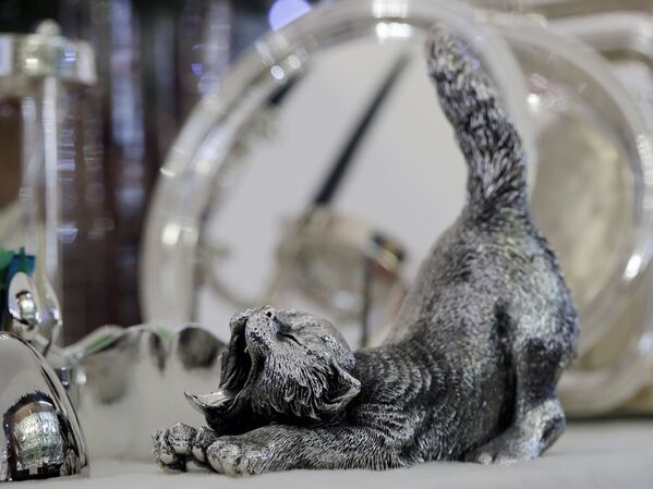 Con mèo bằng bạc trang trí cửa hàng Silber Sturm ở Vienna, Áo - Sputnik Việt Nam