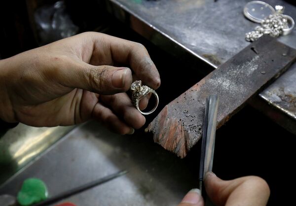 Gia công một chiếc nhẫn bạc tại xưởng thủ công tại Hà Nội, Việt Nam - Sputnik Việt Nam