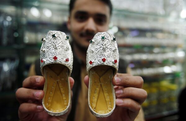 Người bán chào bán chiếc giày bạc ở một cửa hàng nữ trang trong chợ Peshawar, Pakistan - Sputnik Việt Nam