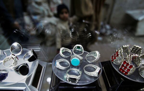 Nhẫn bạc được bày bán trong cửa hàng nữ trang ở Peshawar, Pakistan - Sputnik Việt Nam