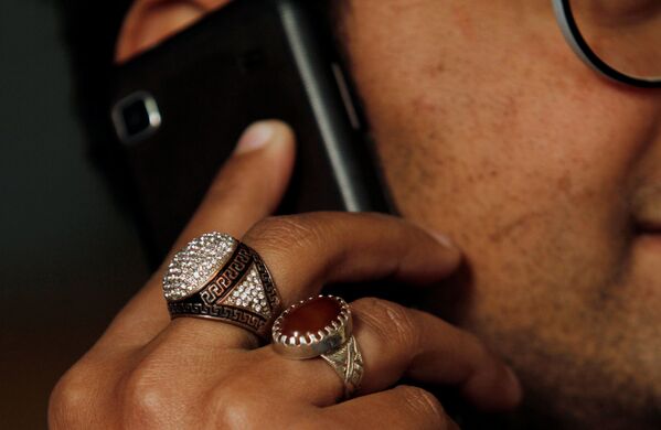 Nhẫn bạc trên ngón tay của một người đàn ông ở Peshawar, Pakistan - Sputnik Việt Nam