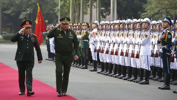 Bộ trưởng Quốc phòng Việt Nam Ngô Xuân Lịch đón Bộ trưởng Quốc phòng Nga Sergei Shoigu - Sputnik Việt Nam