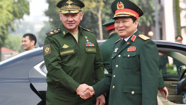 Bộ trưởng Quốc phòng Việt Nam Ngô Xuân Lịch đón Bộ trưởng Quốc phòng Nga Sergei Shoigu - Sputnik Việt Nam