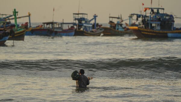 Người đánh cá trên bờ biển làng Kê Gà ở Việt Nam - Sputnik Việt Nam
