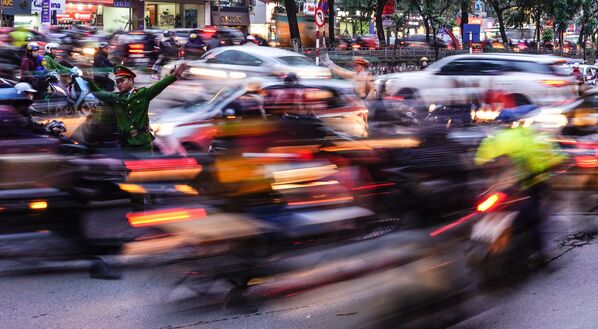 Dòng người tham gia giao thông ở Hà Nội, Việt Nam - Sputnik Việt Nam