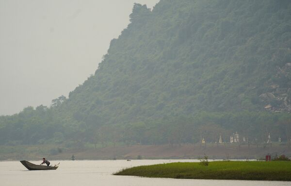 Ngư dân trên chiếc  thuyền trên sông Son ở Vườn Quốc gia Phong Nha- Kẻ bàng ở Việt Nam - Sputnik Việt Nam