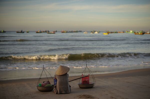 Người dân chài trên bãi biển Kê Gà - Sputnik Việt Nam