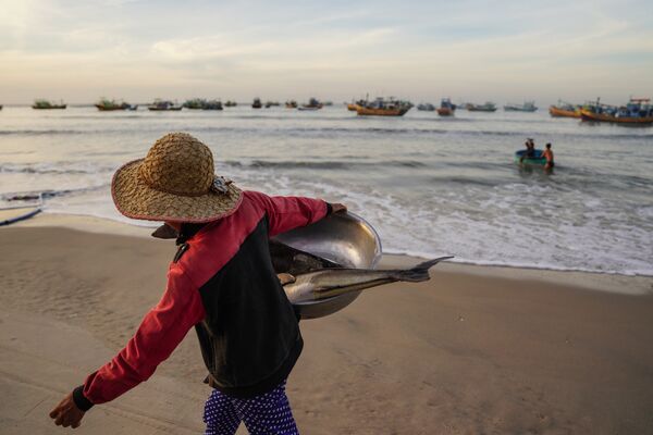 Người dân chài trên bãi biển Kê Gà - Sputnik Việt Nam