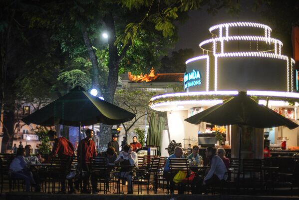 Một quán cà phê đường phố ở Hà Nội - Sputnik Việt Nam
