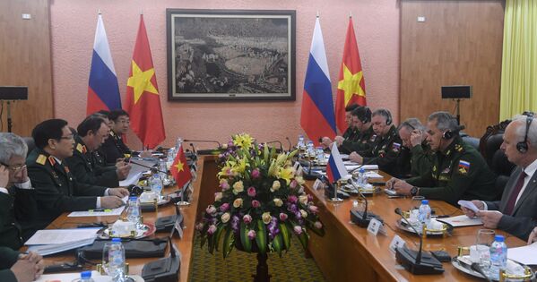 Bộ trưởng Quốc phòng Nga Sergei Shoigu trong cuộc hội đàm với Bộ trưởng Quốc phòng Việt Nam Ngô Xuân Lịch tại Hà Nội - Sputnik Việt Nam