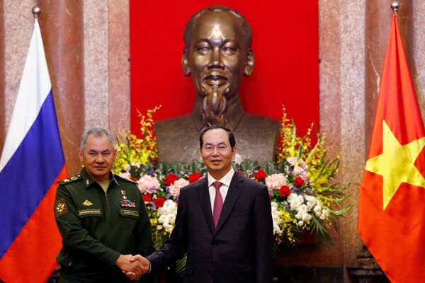 Bộ trưởng Quốc phòng Nga Sergei Shoigu và Chủ tịch nước CHXHCN Việt Nam Trần Đại Quang trong cuộc họp tại Hà Nội - Sputnik Việt Nam