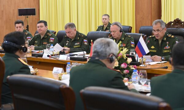 Bộ trưởng Quốc phòng Nga Sergei Shoigu trong cuộc hội đàm với Bộ trưởng Quốc phòng Việt Nam Ngô Xuân Lịch tại Hà Nội - Sputnik Việt Nam
