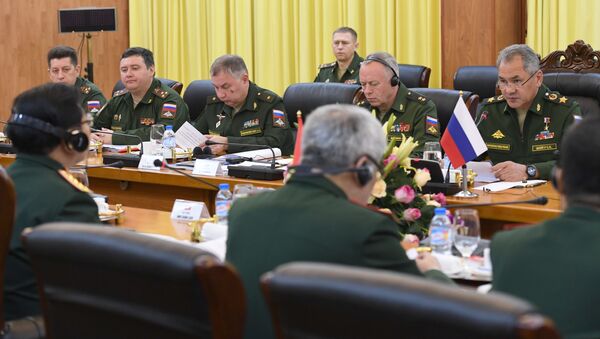 Bộ trưởng Quốc phòng Nga Sergei Shoigu trong cuộc hội đàm với Bộ trưởng Bộ Quốc phòng Việt Nam Ngô Xuân Lịch tại Hà Nội - Sputnik Việt Nam