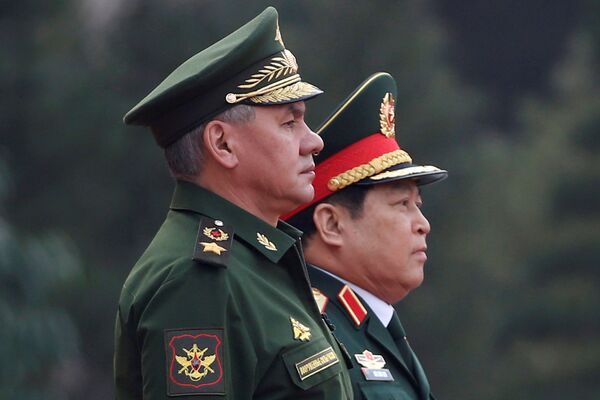 Bộ trưởng Quốc phòng Nga Sergei Shoigu và Bộ trưởng Quốc phòng Việt Nam Ngô Xuân Lịch trong cuộc họp tại Hà Nội - Sputnik Việt Nam