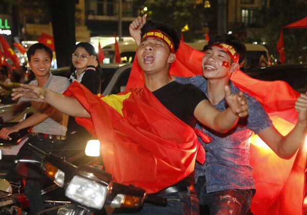 Người hâm mộ bóng đá ăn mừng chiến thắng của đội tuyển U23 Việt Nam. - Sputnik Việt Nam