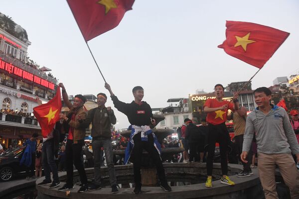 Người hâm mộ bóng đá Việt Nam vui sướng mừng chiến thắng của đội tuyển nước nhà tiến vào trận chung kết Giải Vô địch Châu Á U 23. - Sputnik Việt Nam