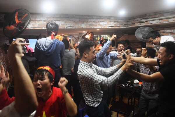 Người hâm mộ bóng đá Việt Nam vui sướng mừng chiến thắng của đội tuyển nước nhà tiến vào trận chung kết Giải Vô địch Châu Á U 23. - Sputnik Việt Nam