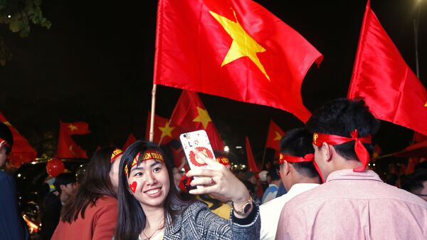 Người hâm mộ bóng đá Việt Nam vui sướng mừng chiến thắng của đội tuyển nước nhà tiến vào trận chung kết giải  Vô địch Châu Á U 23. - Sputnik Việt Nam