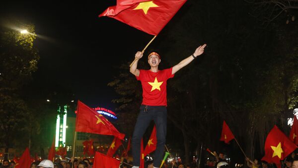 Người hâm mộ bóng đá Việt Nam vui sướng mừng chiến thắng của đội tuyển nước nhà tiến vào trận chung kết giải  Vô địch Châu Á U 23. - Sputnik Việt Nam