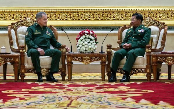 Bộ trưởng Quốc phòng Nga Sergei Shoigu (trái) và Thống tướng Min Aung Hlaing, Tổng Tư lệnh các Lực lượng vũ trang Myanmar - Sputnik Việt Nam