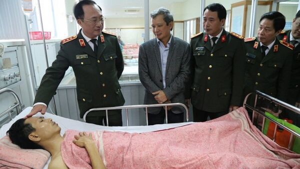 Thượng tướng Nguyễn Văn Thành, Thứ trưởng Bộ Công an thăm và tặng quà CSGT bị tai nạn trong lúc làm nhiệm vụ - Sputnik Việt Nam