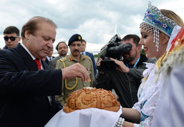 Giống như tất cả các thành viên dự Hội nghị thượng đỉnh SCO, Thủ tướng Pakistan Muhammad Nawaz Sharif được tiếp đón nồng hậu theo truyền thống Nga với bánh mì và muối. - Sputnik Việt Nam