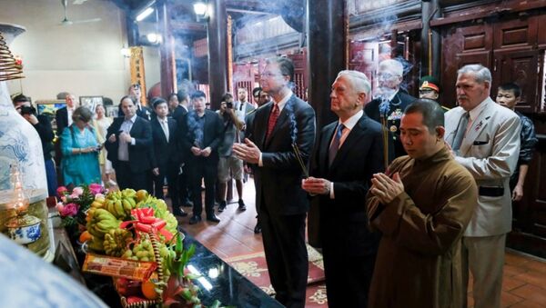 Bộ trưởng Quốc phòng Mỹ và Đại sứ Mỹ tại Việt Nam dâng hương trong Chùa Trấn Quốc. - Sputnik Việt Nam