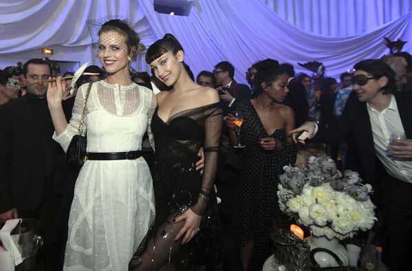 Các người mẫu Eva Herzigova và Bella Hadid tại Tuần lễ Thời trang cao cấp ở Paris - Sputnik Việt Nam