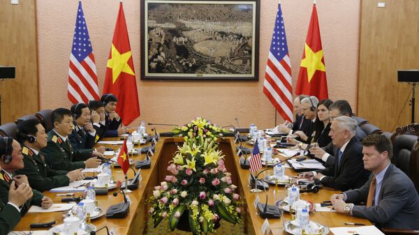 Bộ trưởng Quốc phòng Mỹ Jim Mattis và Bộ trưởng Quốc phòng Việt Nam Ngô Xuân Lịch trong cuộc họp tại Hà Nội - Sputnik Việt Nam