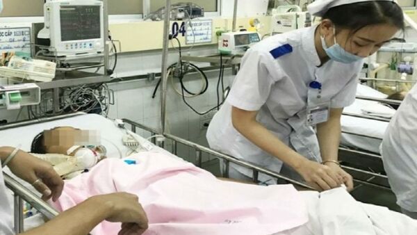 Bệnh nhân lúc được chăm sóc tại Khoa Cấp cứu BV Nhi đồng 1 vào ngày 20.1 Ảnh: DUY TÍNH - Sputnik Việt Nam