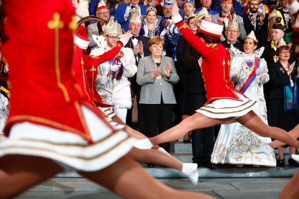 Thủ tướng Đức Angela Merkel tại buổi tiếp đón đoàn Hiệp hội carnaval tại Berlin - Sputnik Việt Nam